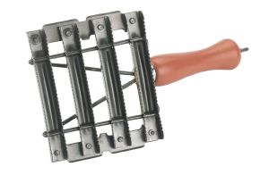 Striegel aus Metall 8 reihig - Metallstriegel - Striegel Fellpflege Pferde Viehstriegel