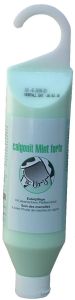 Calgonit Mint Forte Euterpflege, 500ml Flasche auf einem Melkstand, im Hintergrund eine Kuh