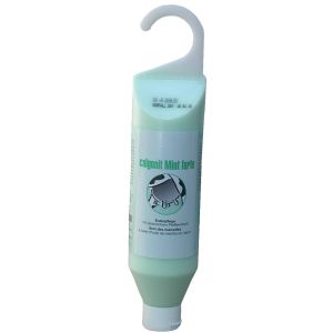 Calgonit Mint Forte Euterpflege, 500ml Flasche auf einem Melkstand, im Hintergrund eine Kuh